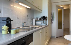Réfrigérateur, four, plaque de cuisson, lave-vaisselle