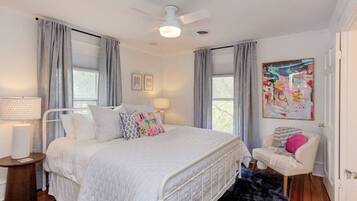 3 bedrooms, desk, iron/ironing board, internet