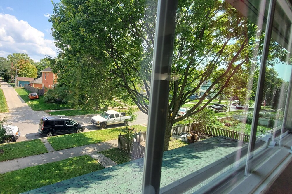 Beautiful Spacious Family Duplex Home Close to Downtown Indianapolis