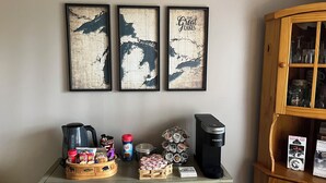 Eine Küchenarbeitsplatte mit Kaffeemaschine, einer Snackkörbchen und einer Kaffeemühle.