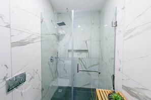 Handtücher, Seife, Toilettenpapier