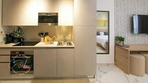冷蔵庫、電子レンジ、トースター、調理器具と食器