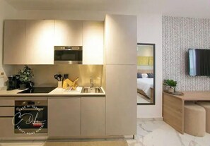 Kühlschrank, Mikrowelle, Toaster, Kochgeschirr/Geschirr/Besteck