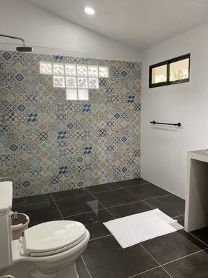 Een douche, handdoeken