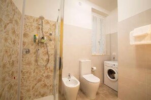 Regadera, secadora de cabello, bidet, toallas 