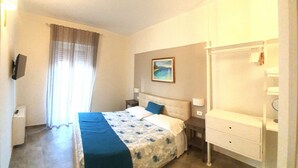 Room - Spacious apartment in the heart of town, 40 meters from the Castle. Particularly suitable for families and groups who want to enjoy the exclusive atmosphere of a stay in the historic center, with complete freedom and comfort. It can accommodate up to 6 p (Sirmione)