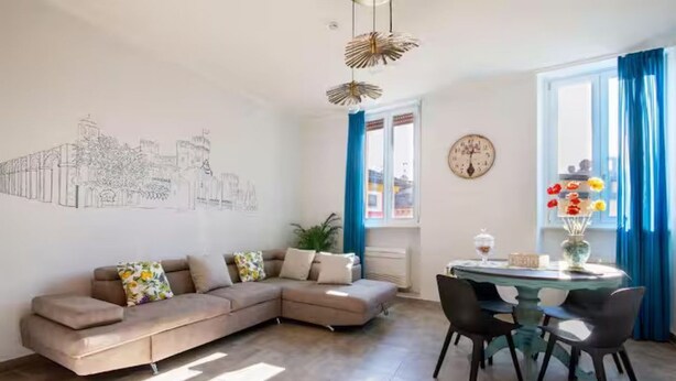 Living area - Spacious apartment in the heart of town, 40 meters from the Castle. Particularly suitable for families and groups who want to enjoy the exclusive atmosphere of a stay in the historic center, with complete freedom and comfort. It can accommodate up to 6 p (Sirmione)