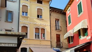 Exterior - Spacious apartment in the heart of town, 40 meters from the Castle. Particularly suitable for families and groups who want to enjoy the exclusive atmosphere of a stay in the historic center, with complete freedom and comfort. It can accommodate up to 6 p (Sirmione)