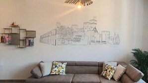Living area - Spacious apartment in the heart of town, 40 meters from the Castle. Particularly suitable for families and groups who want to enjoy the exclusive atmosphere of a stay in the historic center, with complete freedom and comfort. It can accommodate up to 6 p (Sirmione)