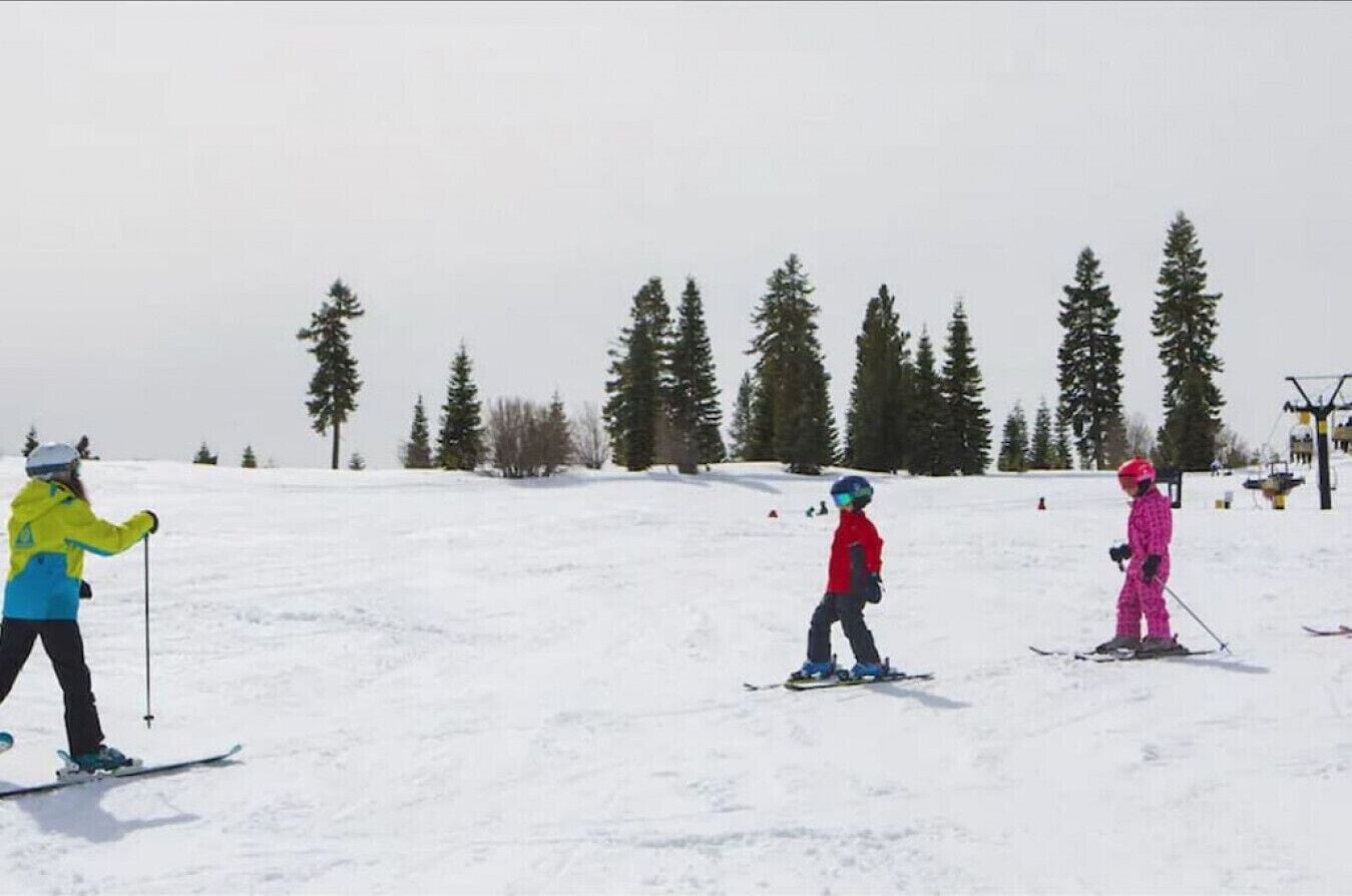Een besneeuwde piste met skiërs.