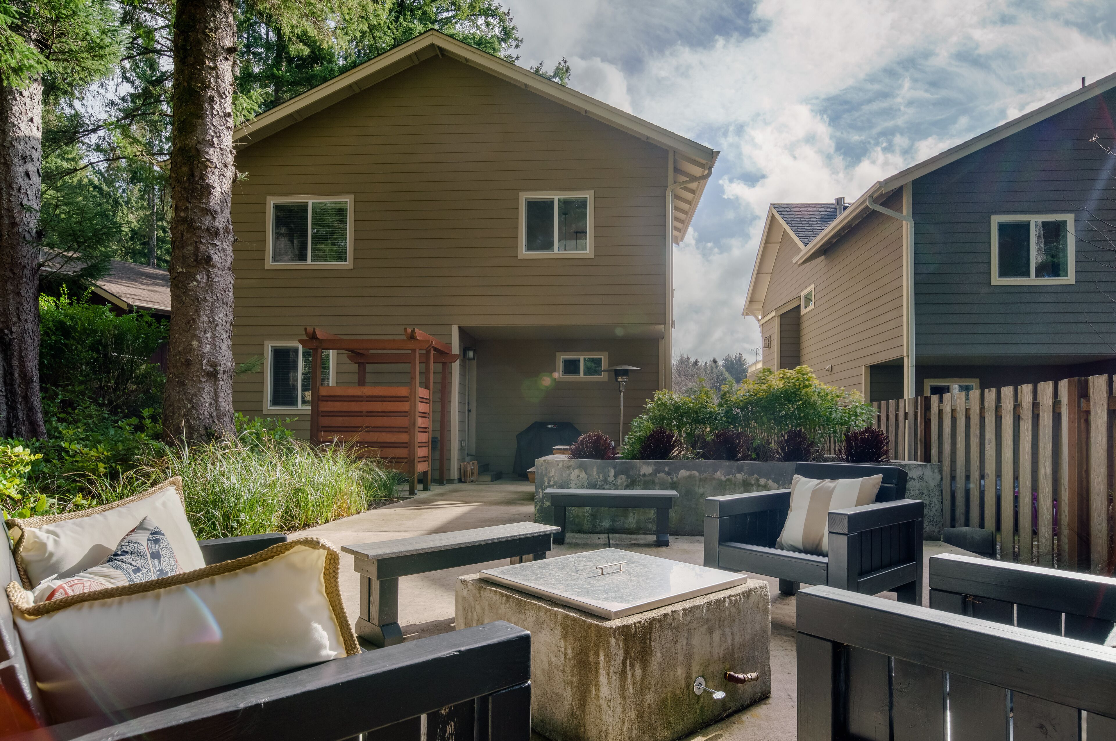Comfy Cottage, Fire Pit, Outdoor Shower, Short Walk to Beach