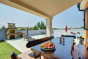 Outdoor dining - Villa with swimming pool with hydromassage (Pula)