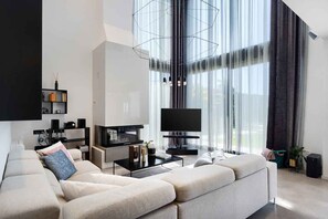 TV, peis, DVD-spiller og stereoanlegg