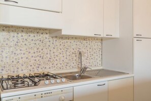 Fridge, oven, stovetop, cookware/dishes/utensils - GuestHost - Porto Rortondo Roomy Apartment with Terrace! (Porto Rotondo)