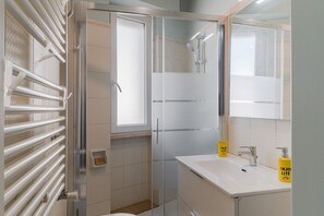 Dusche, Haartrockner, Bidet, Handtücher