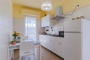 Four Ă micro-ondes, surface de cuisson, vaisselle et ustensiles