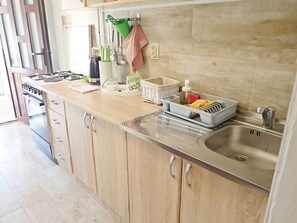 Fridge, oven, stovetop, cookware/dishes/utensils