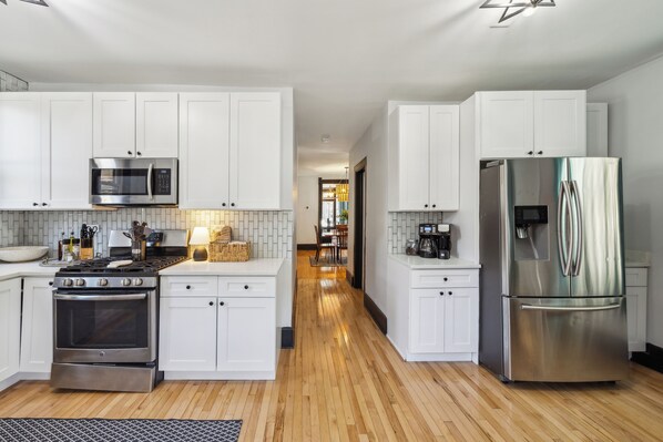 ثلاجة، ميكروويف، فرن، موقد طهي مسطح