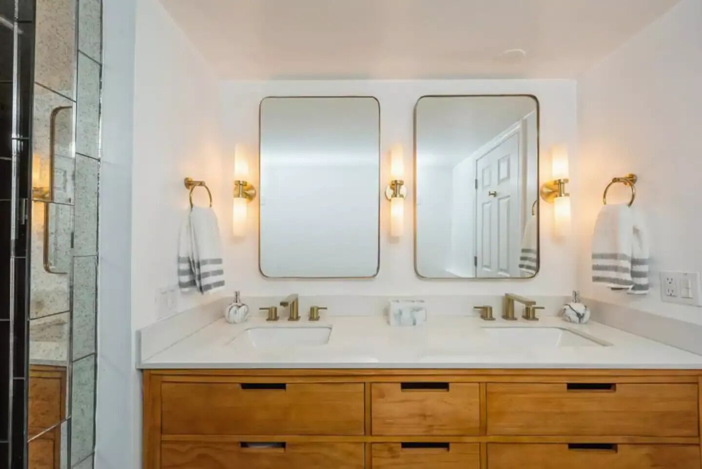 Safest Area, Modern Duplex:  Lincoln Park