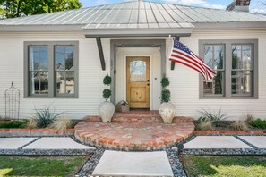 Exterior detail - Casa Aloha | 3/2 | Outdoor Area w/ Pool, Hot-Tub, Fire-pit, Grill + more! (Fredericksburg)