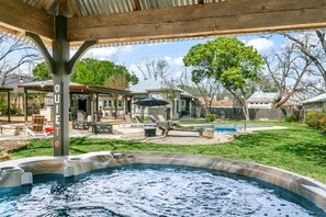 Outdoor spa tub - Casa Aloha | 3/2 | Outdoor Area w/ Pool, Hot-Tub, Fire-pit, Grill + more! (Fredericksburg)