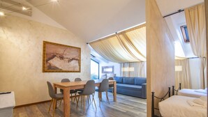 A hotel room with a dining area, a sofa, and a bed. - Appartamento a 200 metri dall\'Arena con 3 camere da letto e terrazzo (Verona)