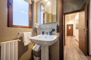 Doccia, asciugacapelli, bidet, asciugamani