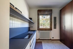 Frigorifero, microonde, forno, piano cottura