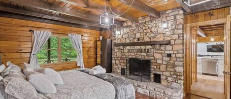 5 bedrooms, desk, iron/ironing board, travel cot