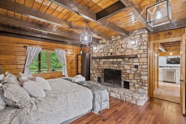 Bureau, fer et planche à repasser, lit de bébé portatif, Wi-Fi