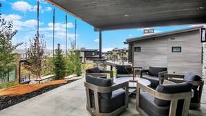 Un patio al aire libre con muebles modernos y vistas a casas vecinas.