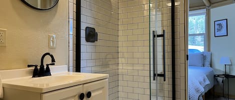 Luxury Cabin | Bathroom | Towels, soap, shampoo, toilet paper