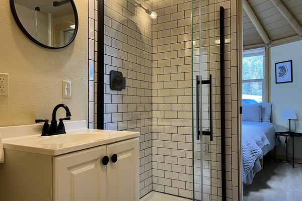Luxury Cabin | Bathroom | Towels, soap, shampoo, toilet paper