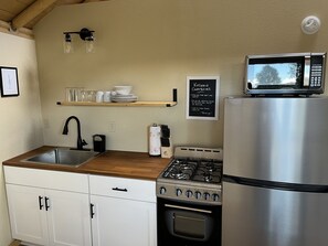 Luxury Cabin | Private kitchen | Full-size fridge, microwave, oven, stovetop - Aspen Ridge Cabins (South Fork)