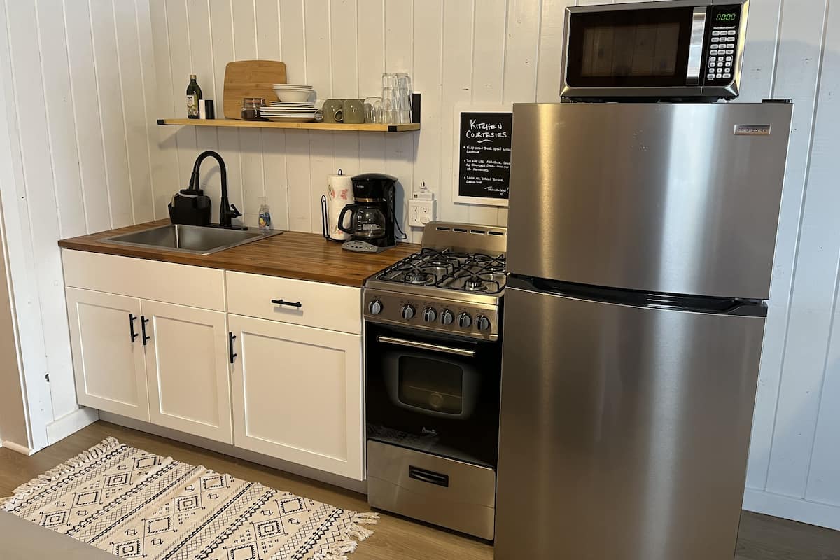 Cabane Deluxe | Cuisine privée | Grand réfrigérateur, micro-ondes, four, plaque de cuisson