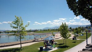 Un parc au bord du lac, doté d’un kiosque, de tables de pique-nique et d’un sentier pédestre.