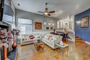 Télévision, cheminée