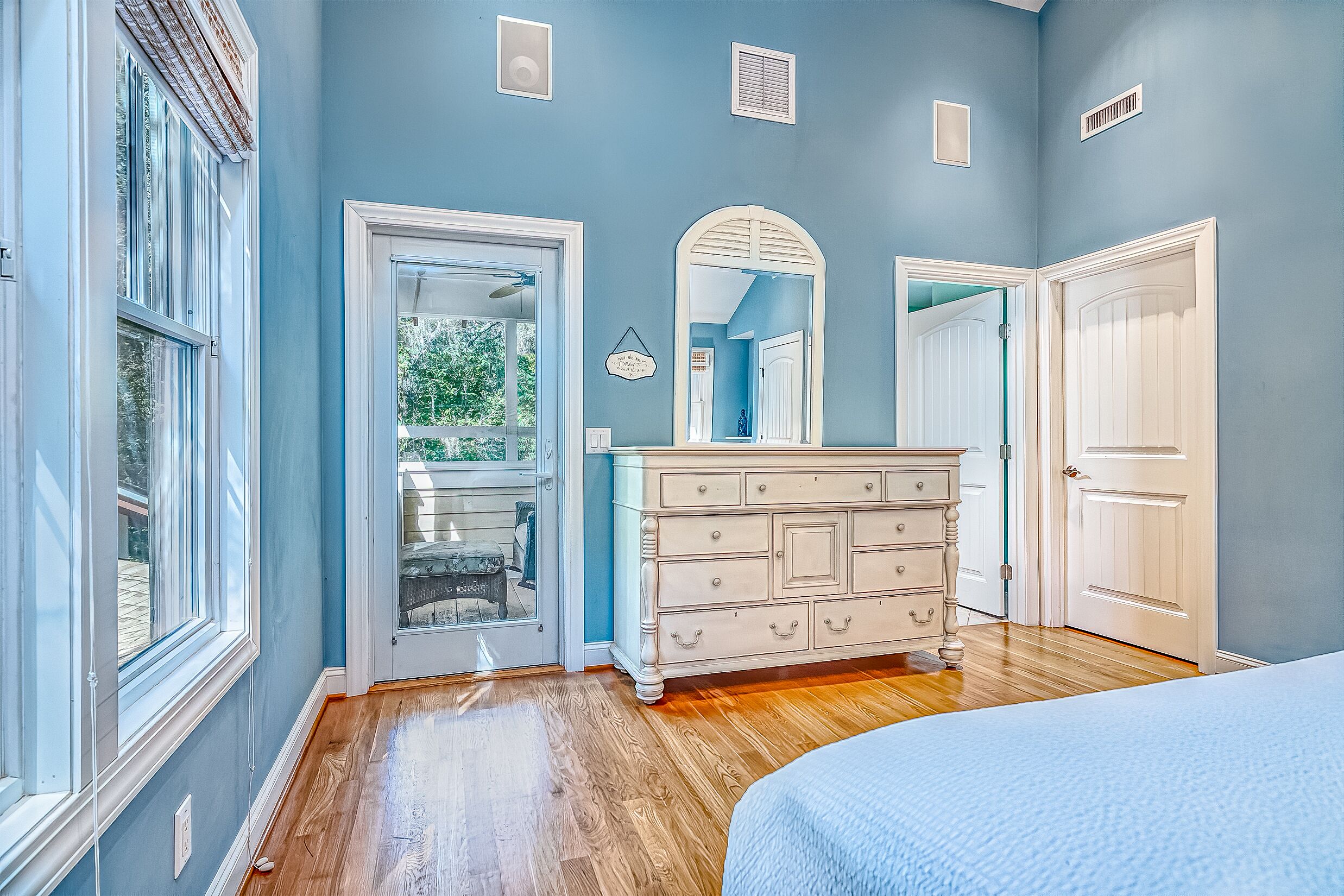 5 bedrooms, iron/ironing board, WiFi, bed sheets