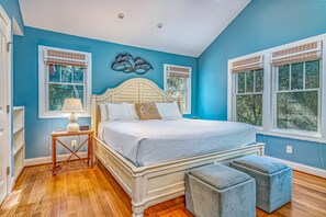 5 bedrooms, iron/ironing board, WiFi, bed sheets