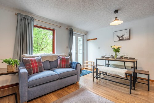 Stylish Garden Flat Near Loch Ness, ideal for families and groups