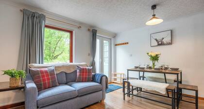 Stylish Garden Flat Near Loch Ness, ideal for families and groups