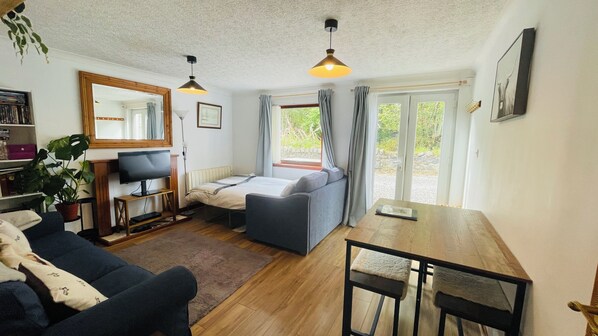 2 間睡房、書桌、熨斗/熨衫板、可攜式嬰兒床