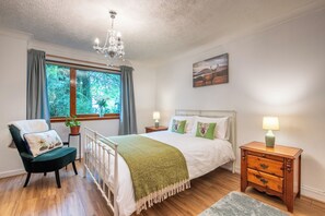 2 Schlafzimmer, Schreibtisch, Bügeleisen/Bügelbrett, Reisekinderbett