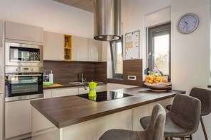 Réfrigérateur, four à micro-ondes, un four, surface de cuisson