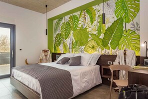 Une chambre à coucher moderne avec un grand lit, un bureau et une chaise.