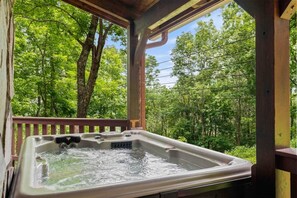 Outdoor spa tub - Jacuzzi / Views of Grandfather Mountain / Secluded (Seven Devils)