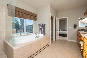 Shower, hair dryer, towels, soap - Dream Getaway:Putting Green, Game Room, Volleyball (Valley Center)