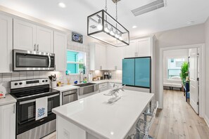 Réfrigérateur, four à micro-ondes, un four, surface de cuisson
