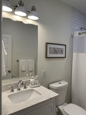 Sèche-cheveux, serviettes fournies, savon, shampoing