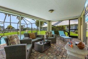 Télévision à écran plat, table de tennis de table